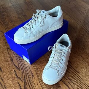 B23 P448 Women 10/41 Silver White Sneakers Outdoor Summer